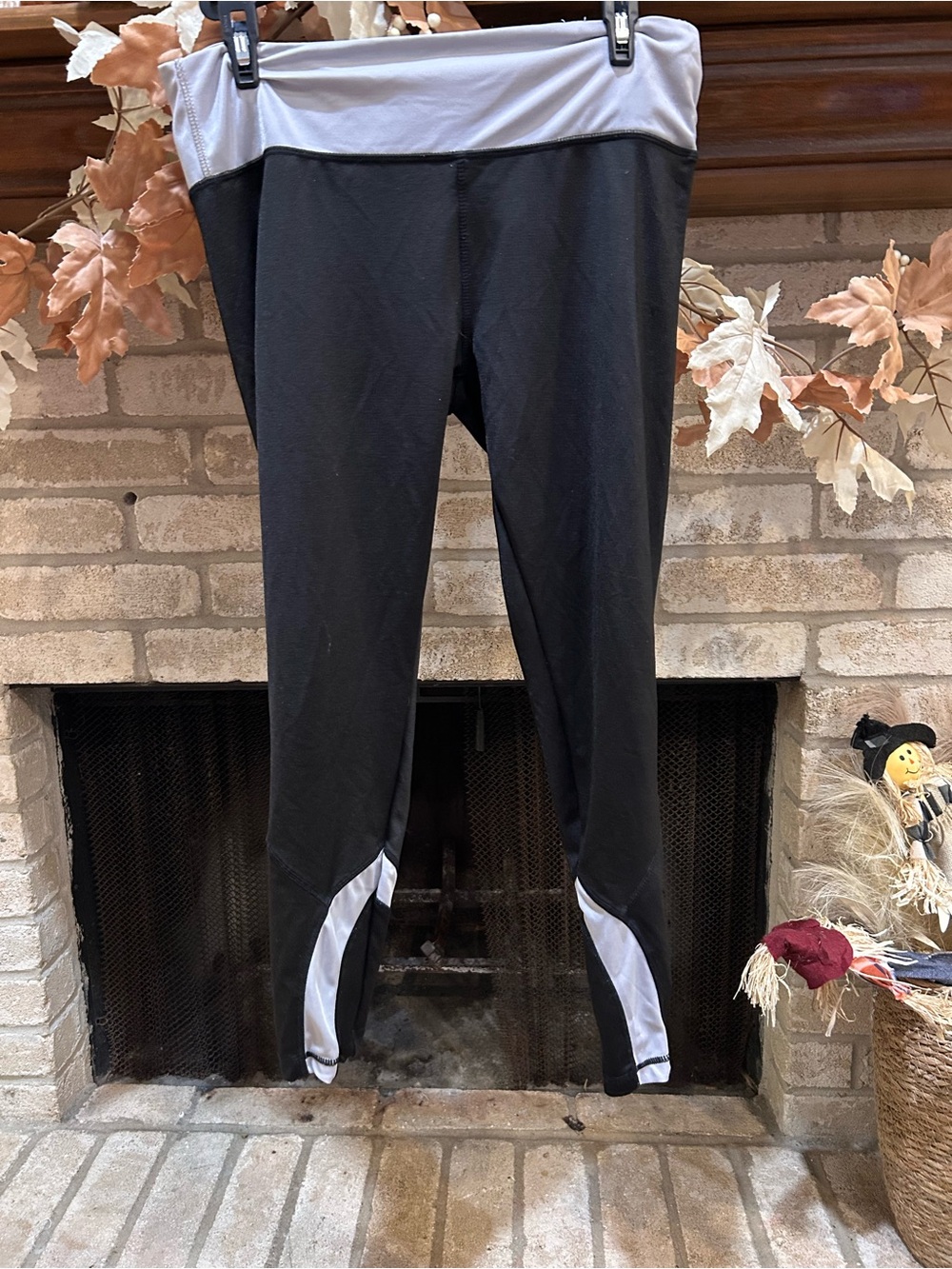 Black and Light Gray Women's Performance Leggings - Brand Unspecified EUC